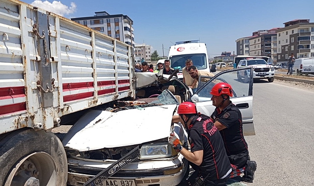 Kahramanmaraş’ta Feci Kaza: Otomobil Kamyon Dorsesine Saplandı, 2 Yaralı