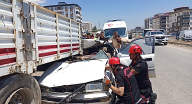 Kahramanmaraş’ta Feci Kaza: Otomobil Kamyon Dorsesine Saplandı, 2 Yaralı
