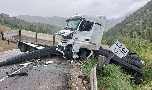 Kahramanmaraş'ta İki Tır Kafa Kafaya Çarpıştı: 1 Sürücü Yaralandı