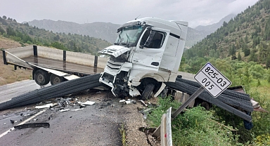 Kahramanmaraş'ta İki Tır Kafa Kafaya Çarpıştı: 1 Sürücü Yaralandı