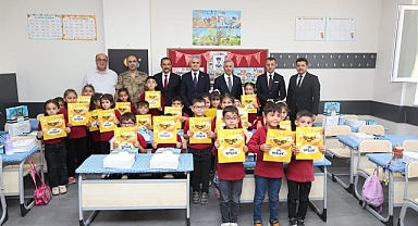 Vali Ünlüer, Akyar İlkokulu'nda Karne Sevincine Ortak Oldu!