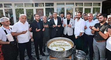 Başkan Toptaş Önce Aşure Dağıttı, sonra vatandaşların sorularını yanıtladı!