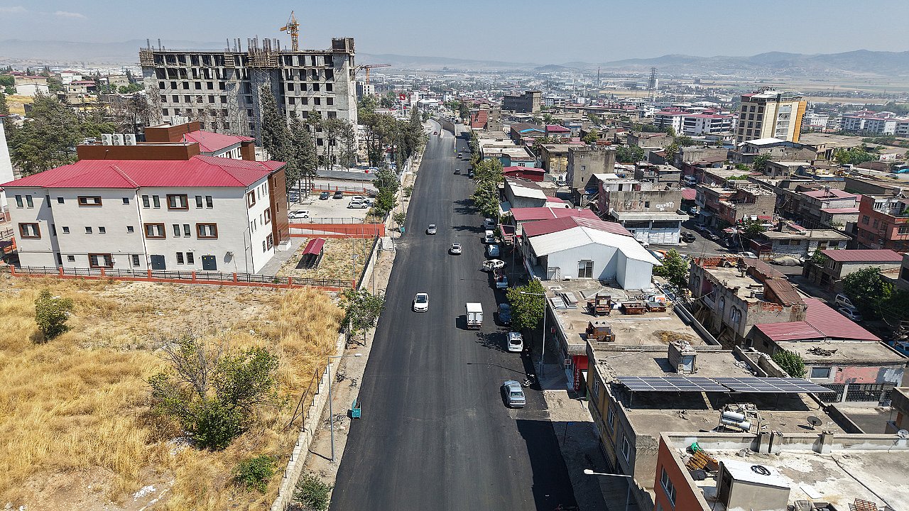 Büyükşehir, Şeyh Adil ve Girne Caddelerini Sıcak Asfaltla Yeniledi!