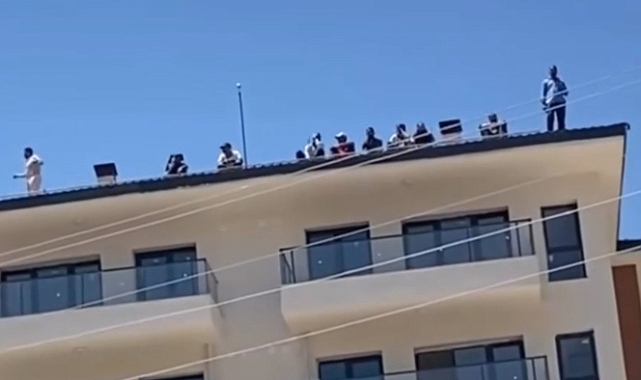 Elbistan'da Maaş Krizi! Ücretlerini Alamayan 12 İşçi Çatıya Çıkarak Eylem Yaptı