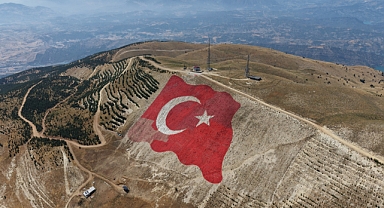 Kahramanmaraş'ın Zirvesindeki Dev Türk Bayrağı yeniden canlandı!