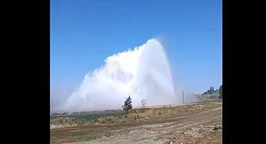 Kahramanmaraş'ta boru patladı! Su metrelerce yükseğe fışkırdı