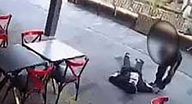 Kalbi Duran Gence Yardım Etmek Yerine Parasını Çaldı! Güvenlik Kamerası Vicdansızlığı Kaydetti